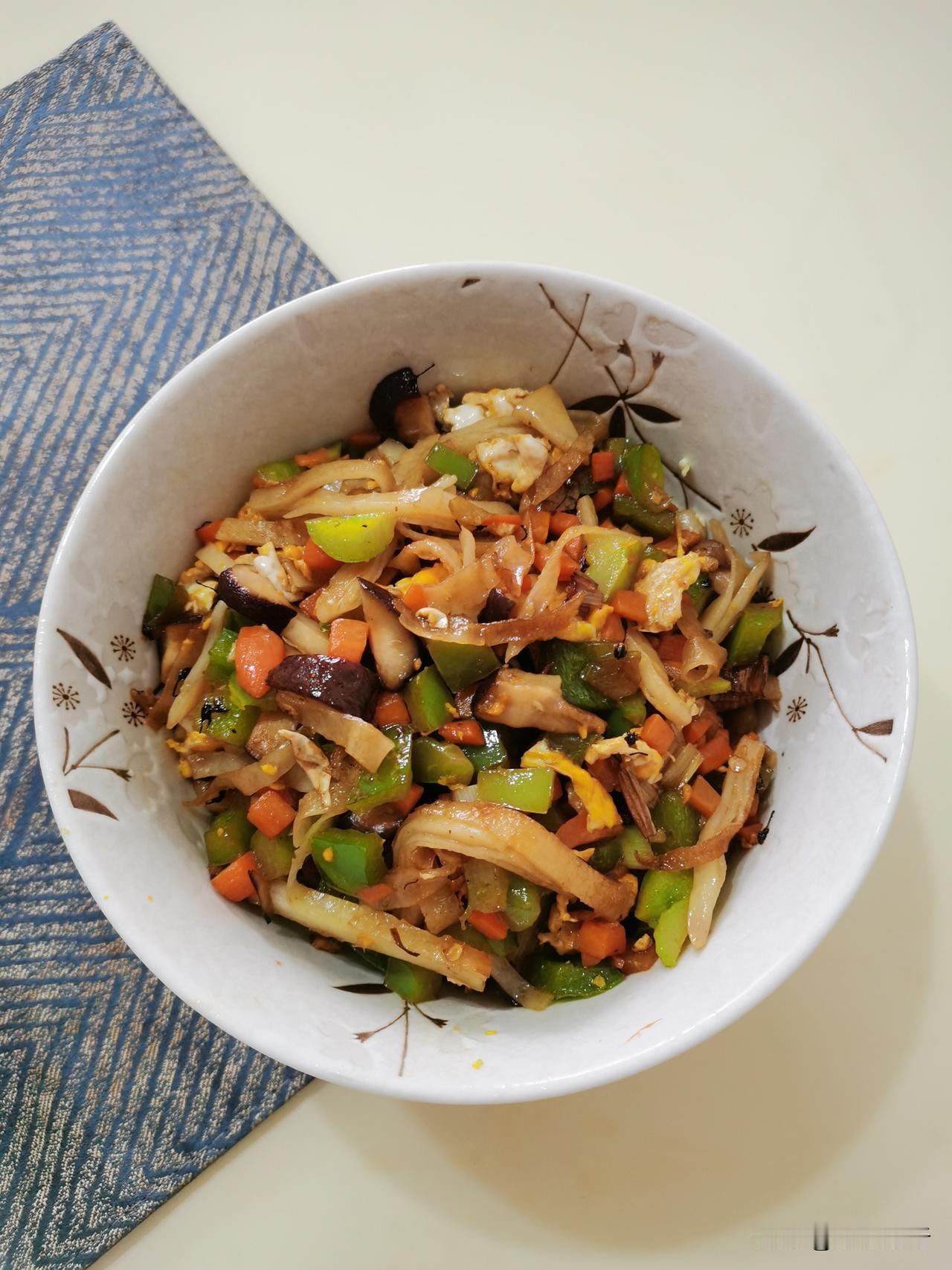 夏日生活打卡季领导和我们一起吃工作餐，我吐槽饭菜太贵。领导叹了口气：好好干，等升