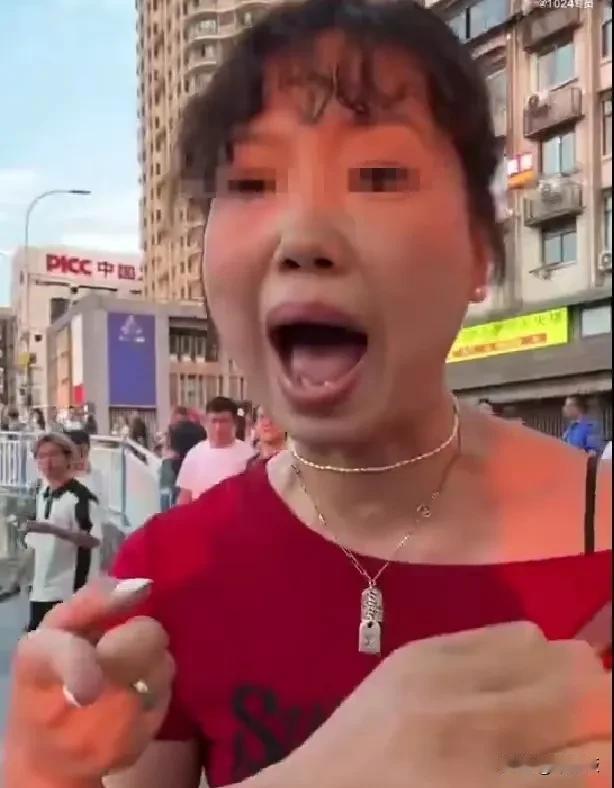 说实话我第一眼看到这女的这模样，顿时让人觉得就是一副不好惹的主
洪崖洞红衣女就是
