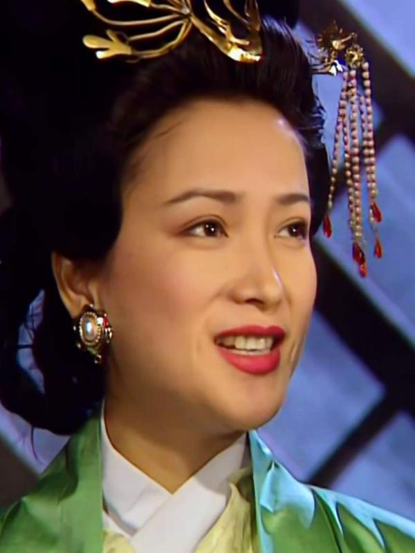 谁发现何晴这样古典美人
完全是86版《西游记》杨洁导演在火车上的一眼缘分。当时1