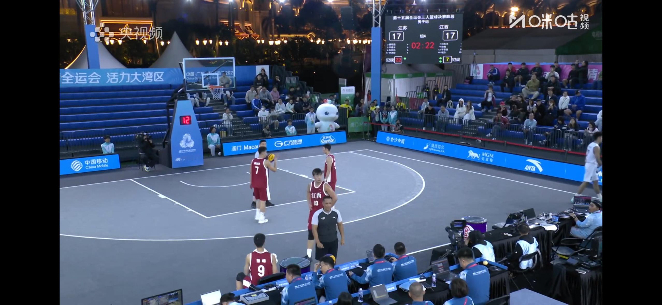 史诗级逆天的比赛…江苏三人男篮在打成17平的情况下，因不满裁判判罚，四名队员全部