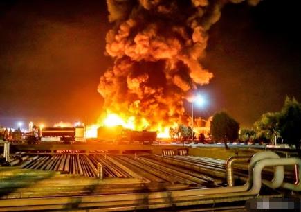 一片哗然！伊朗30余个大型储油设施遭到袭击，美国被指责得不到就毁掉。
 
3月7