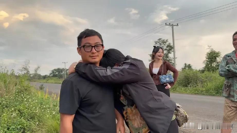 老挝丈母娘会演戏？

今天刷阿彪视频的评论区，发现网友们对阿彪老挝丈母娘的表现争