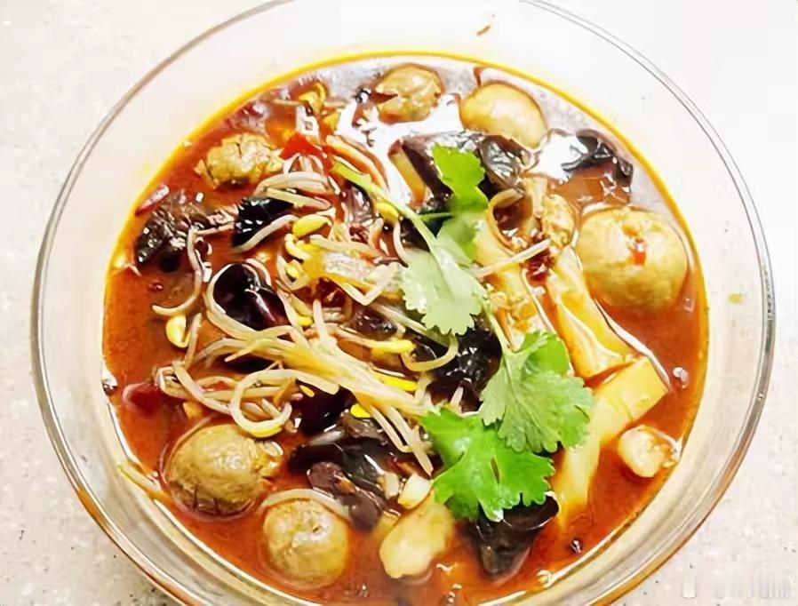 麻辣烫 轻奢还好吧，我这边10块一份，配料是固定的，不用自己挑（里面有面筋、黄豆