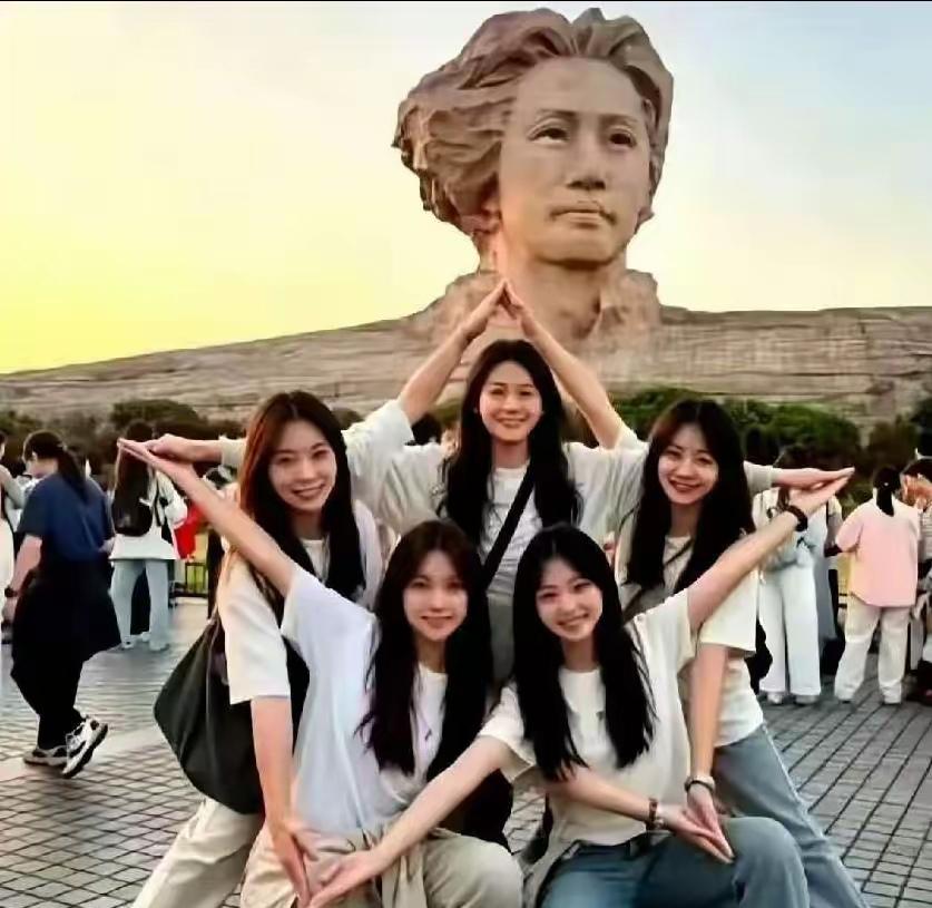 红星照耀中国，共筑巍峨长城。再展时代风采，开启新的长征。