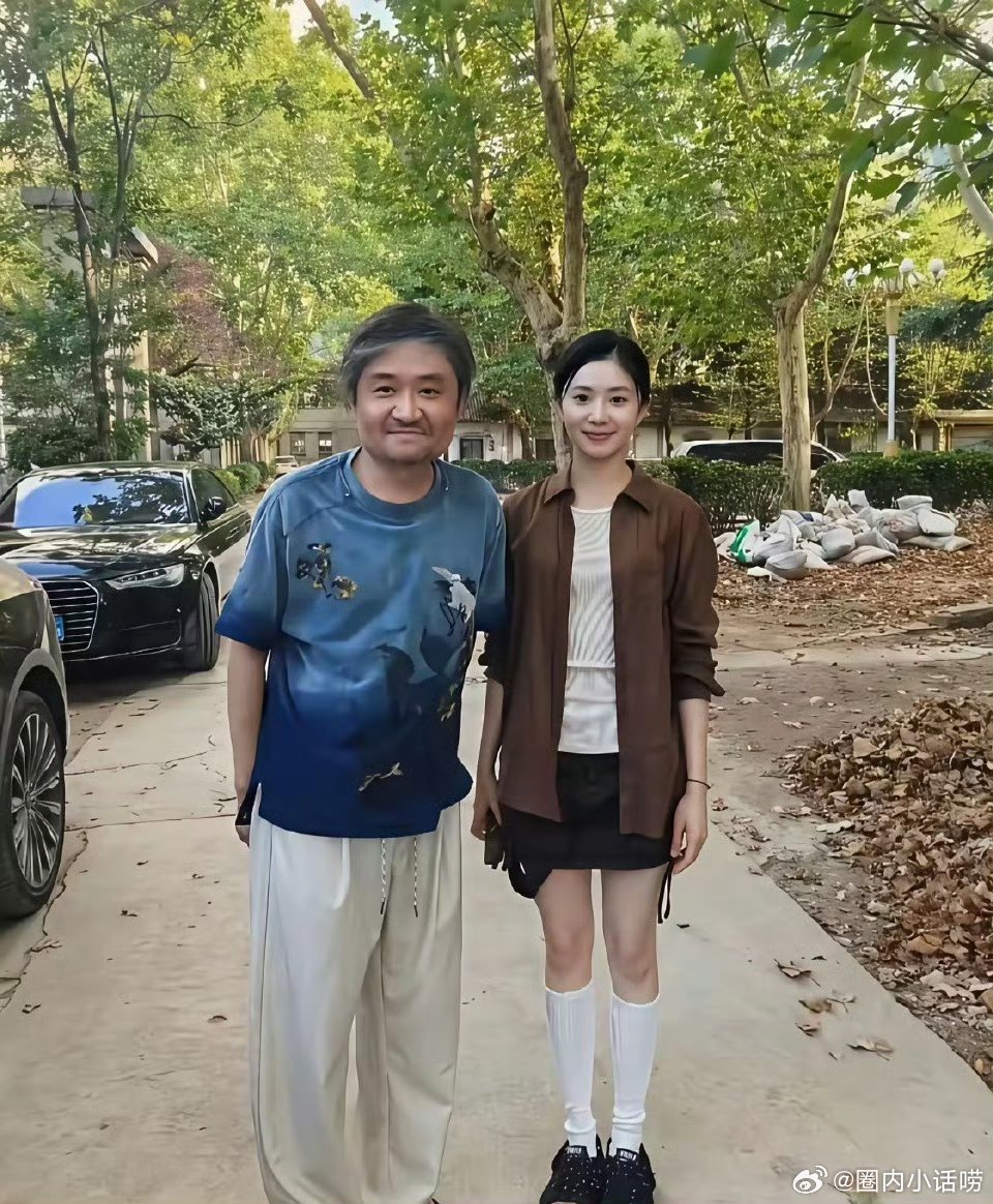 刘浩存的头好小，还手长脚长，怪不得被张艺谋一眼相中。 