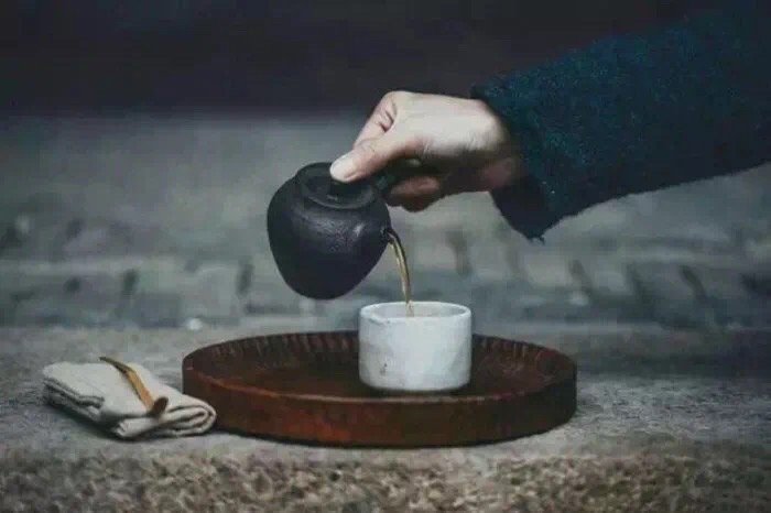 很多人看似合群，实则孤独，热闹是众人的，孤单是自己的。—— 环球读书 