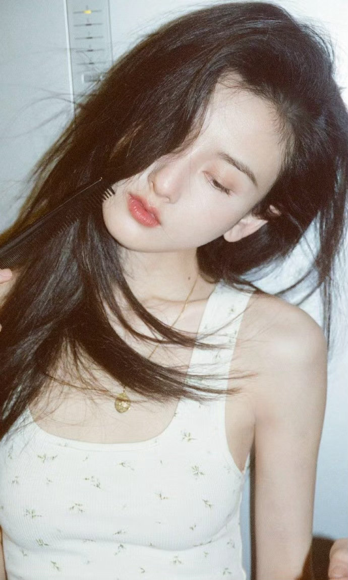 宋祖儿的520营业照宋祖儿520快乐宋祖儿的520营业照，谁懂这个清透伪素颜妆的