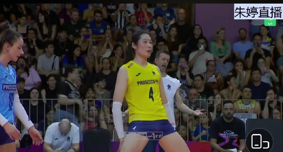 记住，下次看到主教练穿白T恤上场，别问战术——直接压主队大胜。
桑塔雷利那件白T