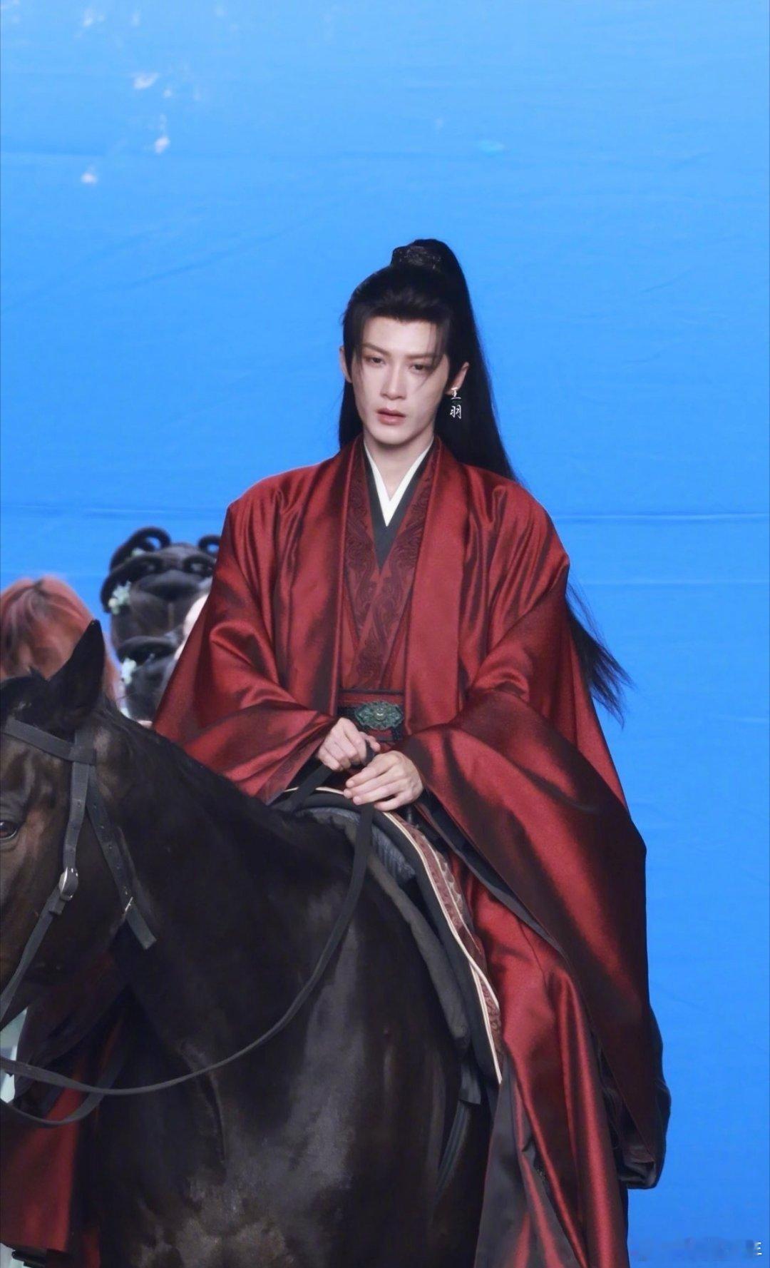 檀健次何不同舟渡红衣骑马檀健次谢却山红衣骑马路透檀健次红衣骑马路透氛围感绝了！谢