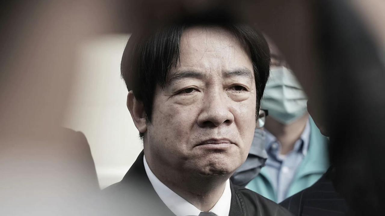 赖清德的俩儿子都在美国，孙子还是美国人，像他这种情况，你让他不当美国的狗，那是不