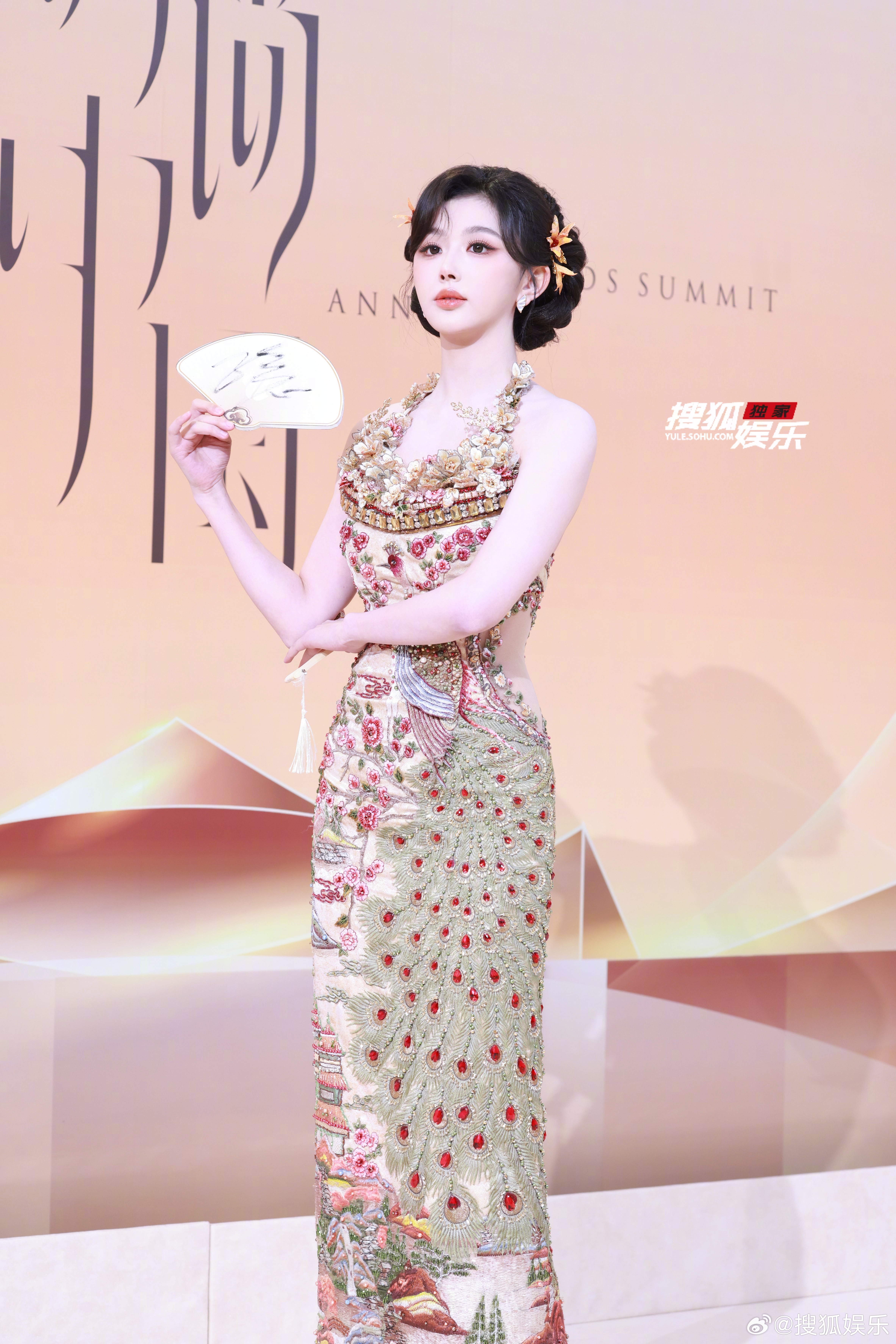 时尚中国之夜孔雪儿今日活动生图整理新中式礼裙造型好漂亮