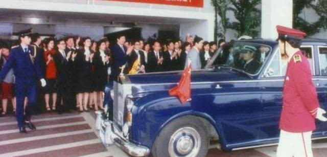 1986年，英国女王访华，因为没有好车接待，国家便去找霍英东借车，本以为他会将自