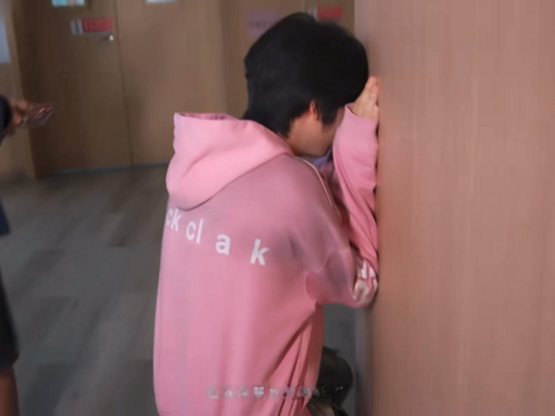 上一秒：（拽）对我来说小菜一碟🤏下一秒：贴墙（自闭）… stf在旁边还不忘补刀