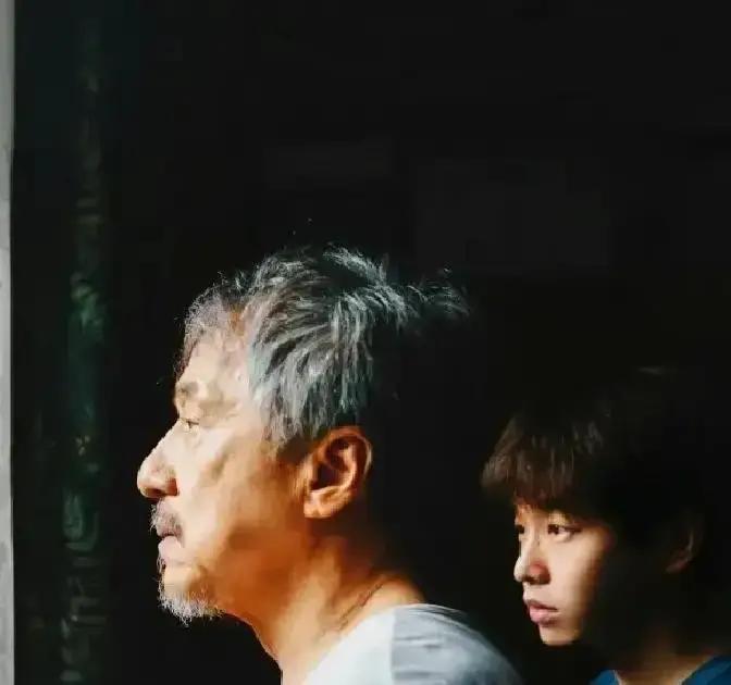 70岁成龙，儿子不认他
 
长子房祖名，2014年吸毒后彻底隐身。成龙在纪录片里