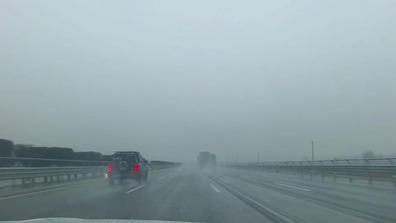 雨天高速超车有多危险？！暴雨天高速超车真的吓死我了！左边是开得飞快的越野车，右边