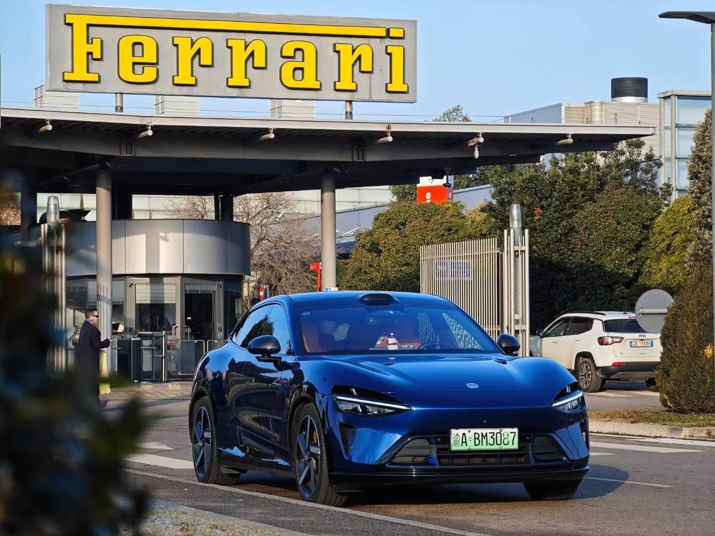 我去。真的把小米Yu7开到法拉利总部门口了…..厉害还是从中国自己一路开了一万多