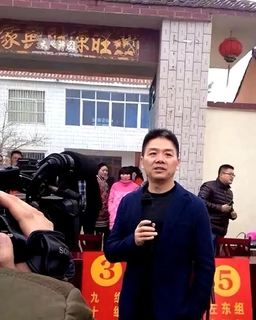 今年过年村里聊什么？
当别的村还在聊结婚催婚的时候，光明村的村民都谈的是大强子吧