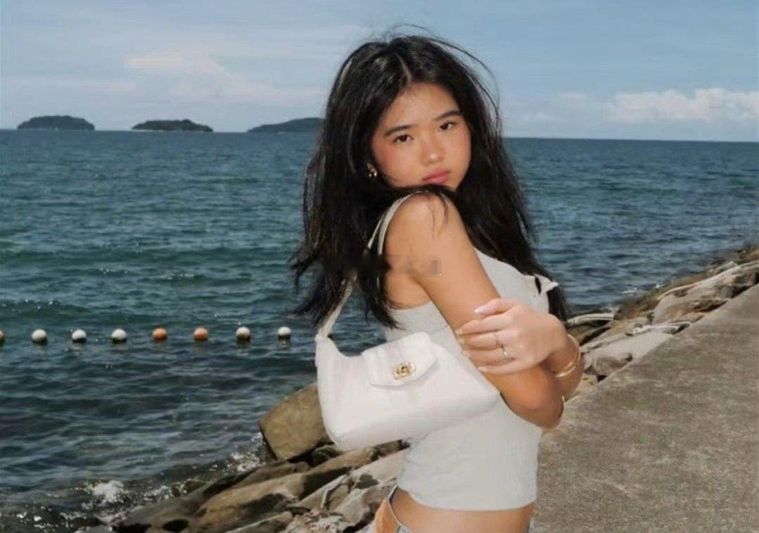 好漂亮！小的时候不想做妹妹，一定要做姐姐现在真的变成了漂亮的小姐姐！扑面而来的青