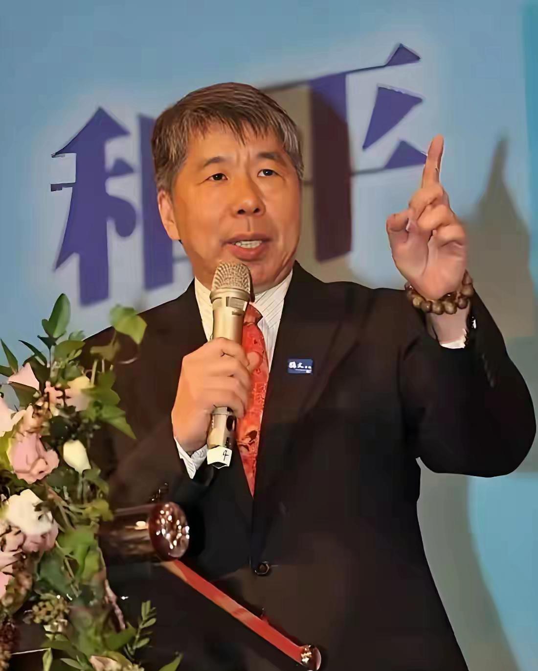 张亚中曾说：国民党有四种，第一是美国国民党，代表人物是朱立伦。主张亲美，一切都从