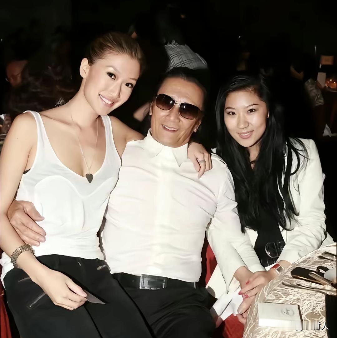 2013年，谢婷婷和父亲以及Coco参加活动时，留下了一张的合影。当时的谢婷婷已