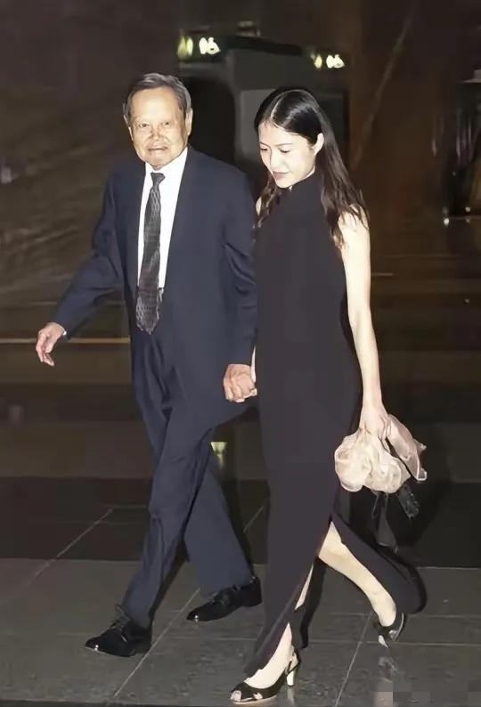 作为一个物理科学家，杨振宁有两点令人惊讶！

1.在国外生活了60多年，80多岁