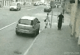 这小姐姐反应也够快，不然后果不堪讥想～

社会百态 车祸