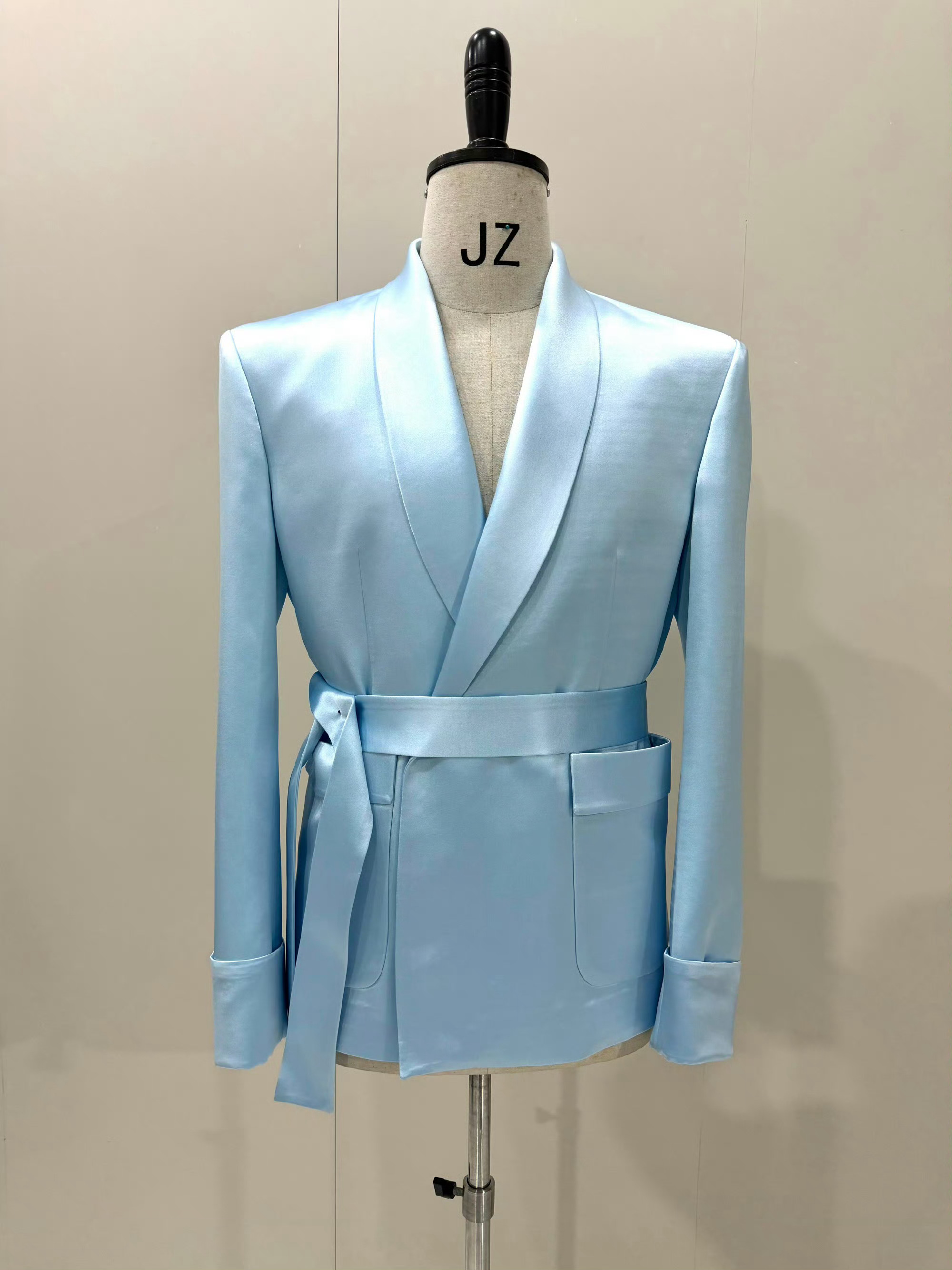 设计师晒檀健次蓝月亮拍摄衣服设计图，清清爽爽大帅哥