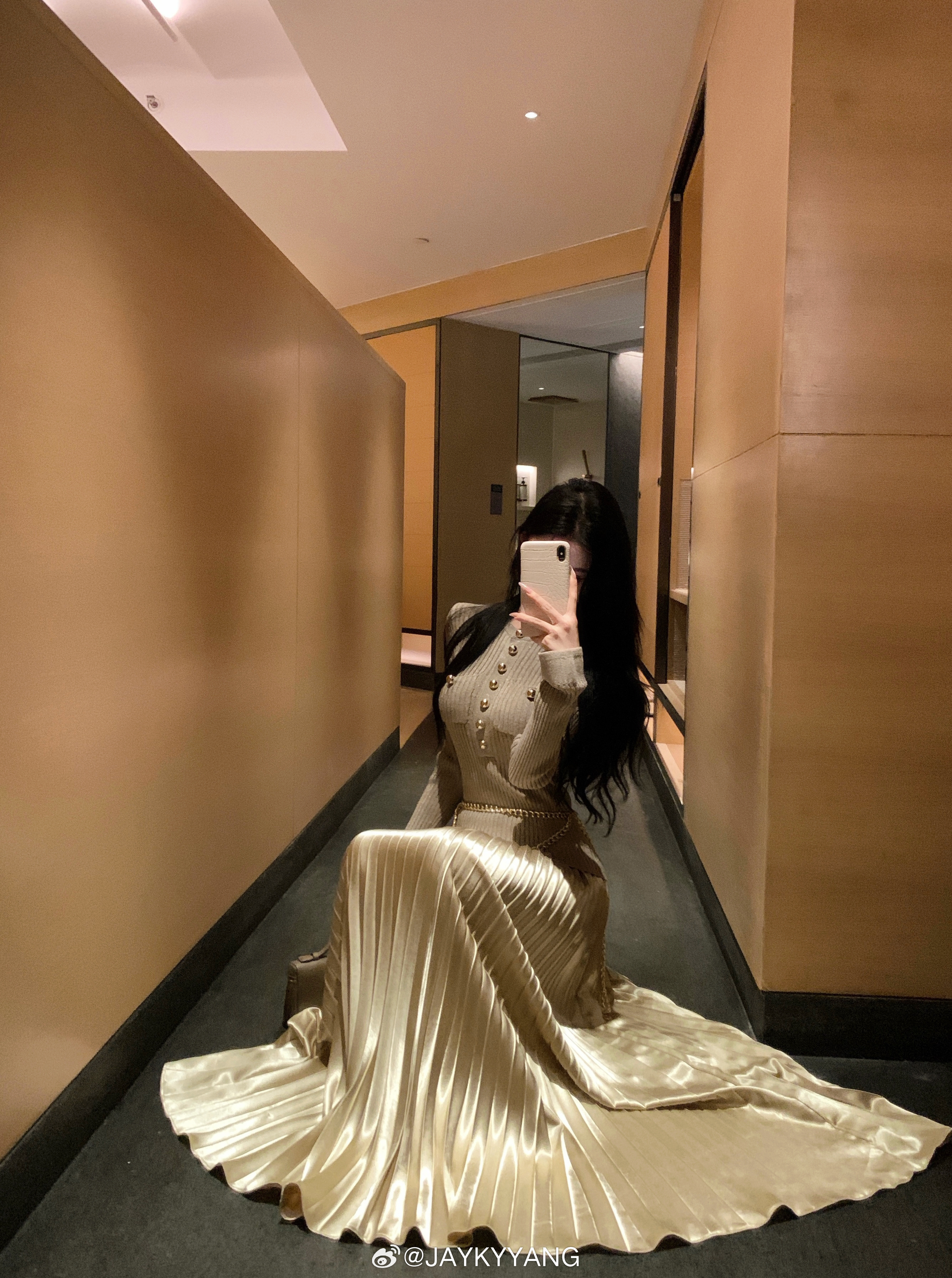 这次真的是能上班通勤的一套了☕️但低调也不意味着平平无奇灯光下波光粼粼的样子它其