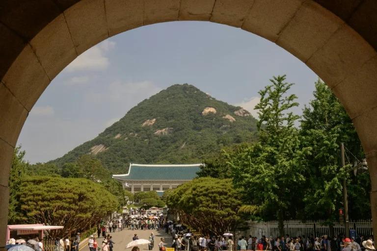 韩国总统李在明
已开始重返历史悠久的青瓦台办公
他能打破韩国的总统魔咒吗？
一位