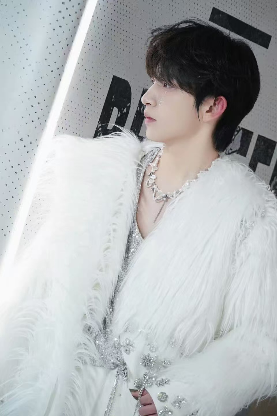 白小纯秀场魔术秀震撼上演，每一个魔术瞬间都充满惊喜，带你踏入奇幻魔法世界 白小纯