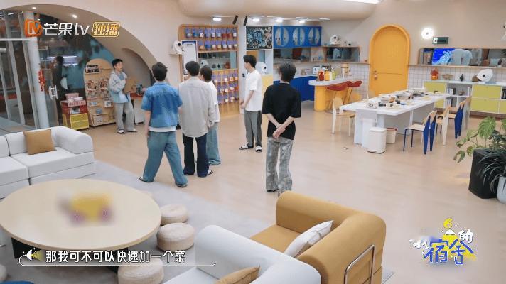 王安宇[超话]王安宇不吃水里的所以只吃鸭头王安宇原则是自己定的，当被问到不吃水里