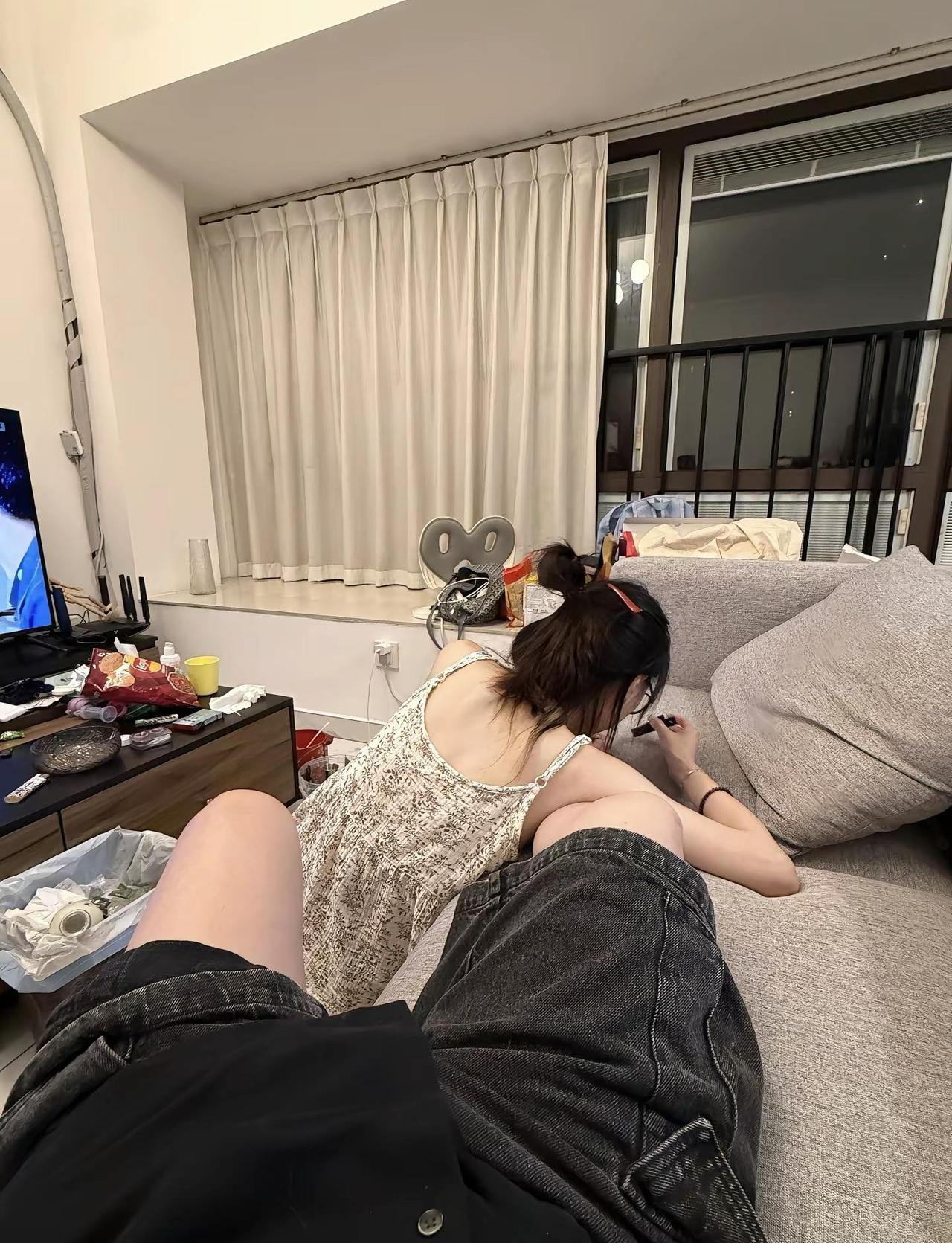 我的20岁有父母给的生活费还有男朋友的亲属卡 他还会带我到处旅游 买衣服 做美甲