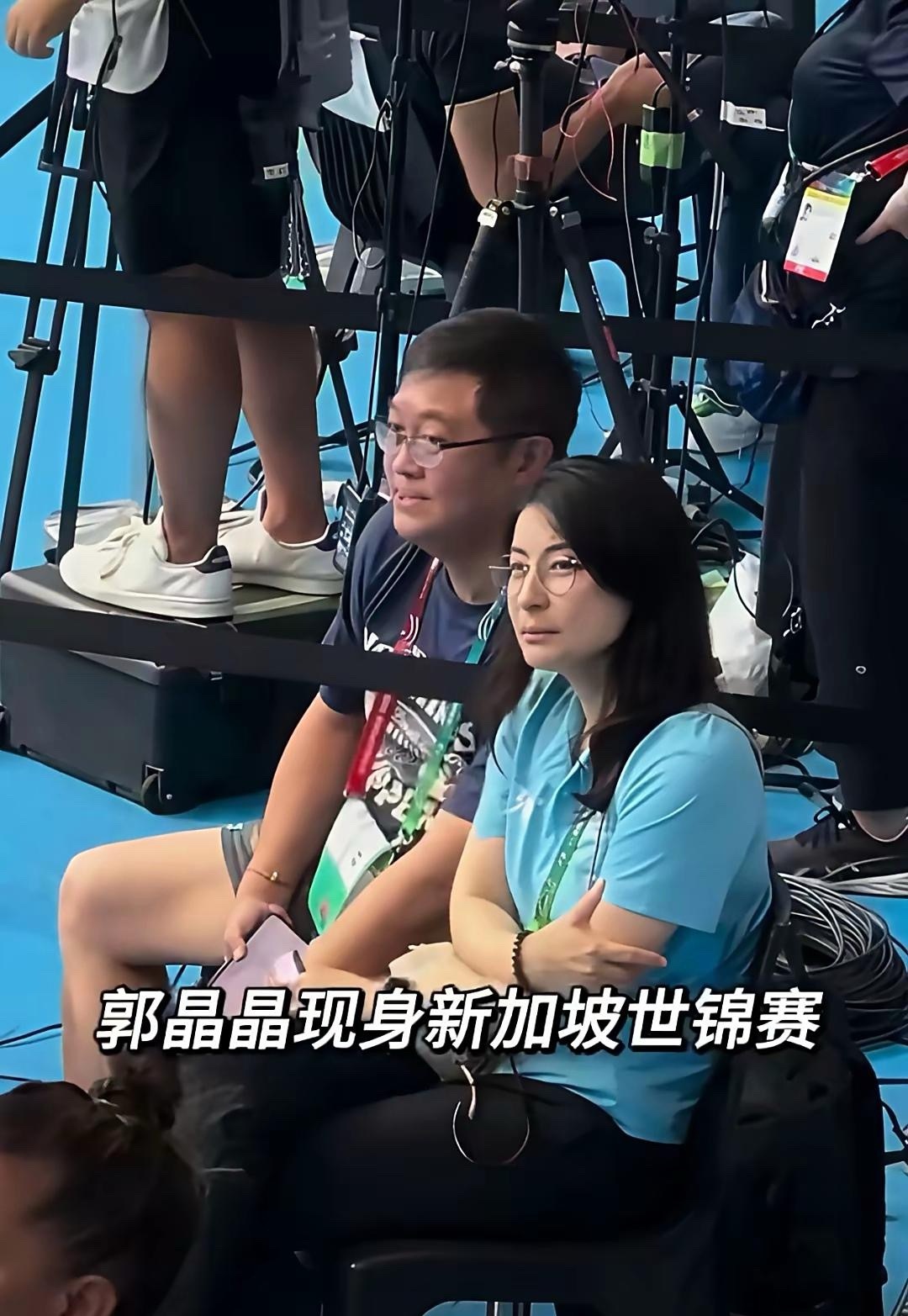 上身蓝色的T恤，下身黑色的裤子，郭晶晶这一套衣服含金量和要求极高，这可不是随随便