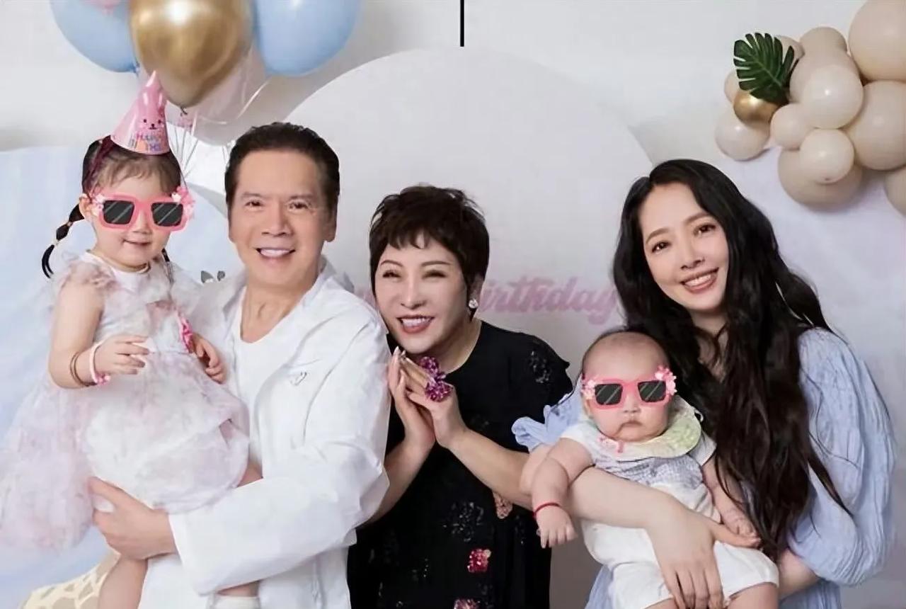 向佐晒女儿正脸照，向芷高颜值引全网羡慕：基因天花板！

近日，向佐在社交平台首次