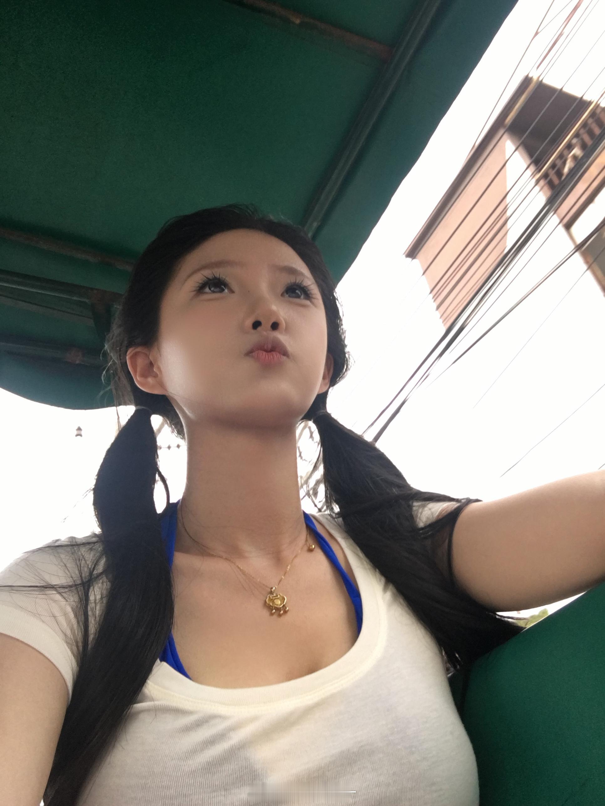 小狗一直要坐在我身后 