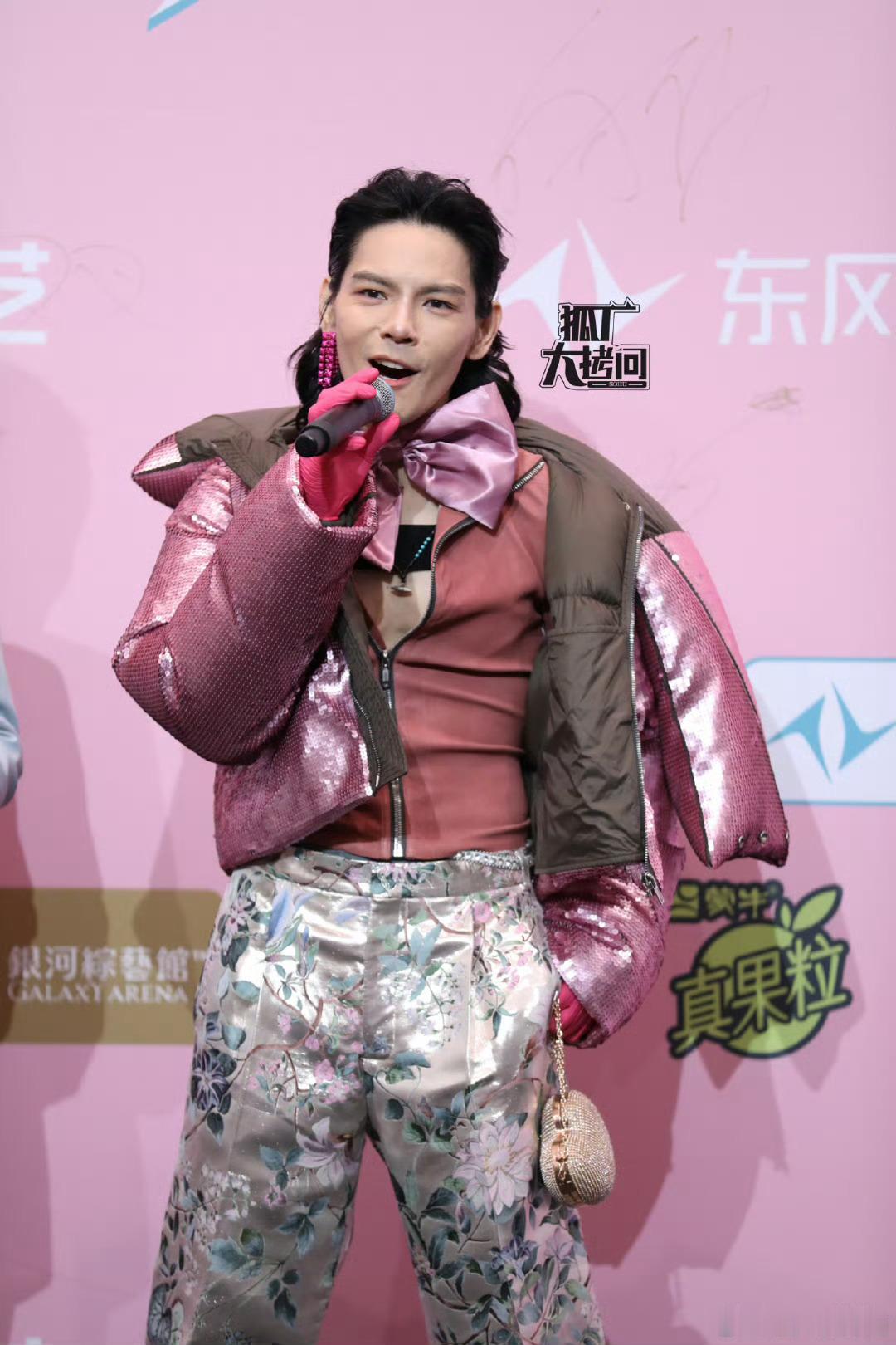 向佐 粉色羽绒服 可不可以这样说，向佐是懂粉丝们的，他的每一次出场都能带来经验的