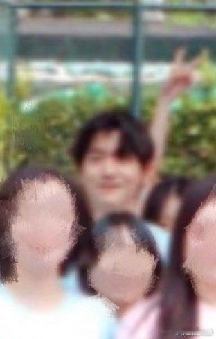 李天泽近况 前TF练习生李天泽被网友在央音推文里偶遇啦！一身运动装参加彩色跑，笑