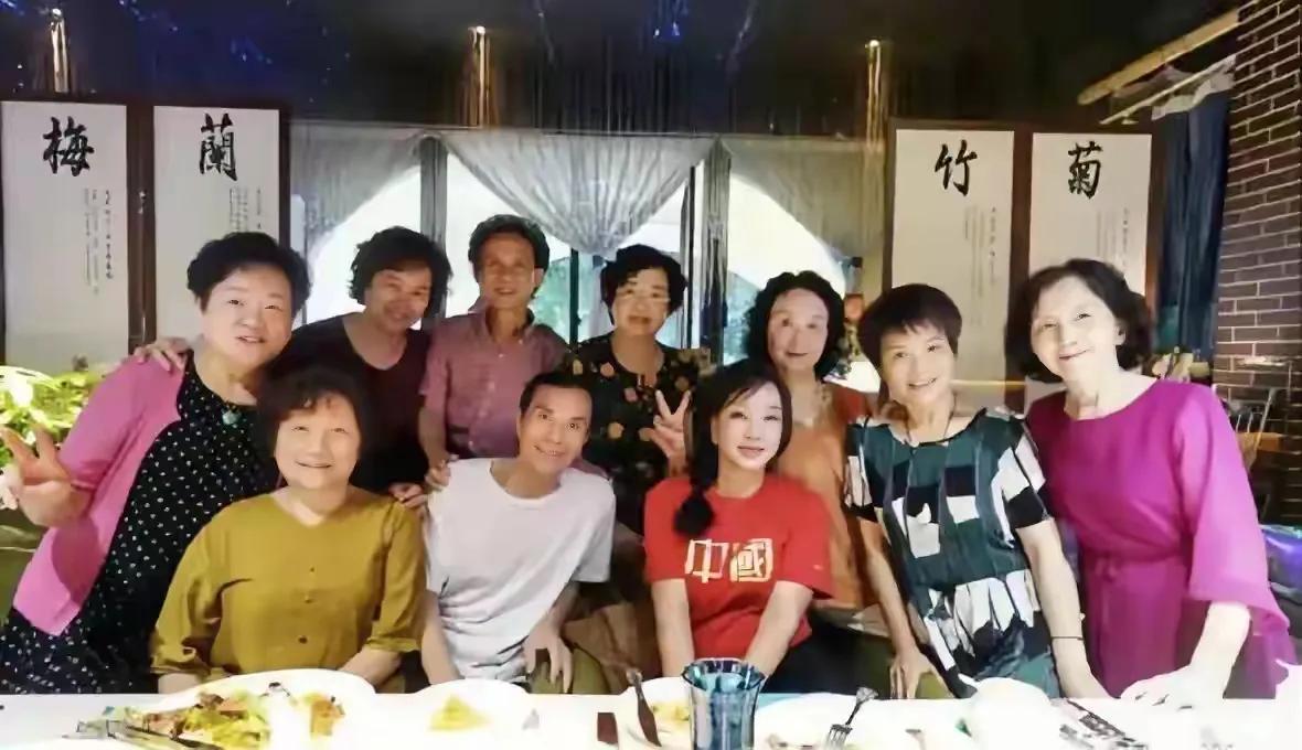 刘晓庆同学聚会，相差太多，她保养的像十八岁少女，同学们老态尽显。看上去不是一代人
