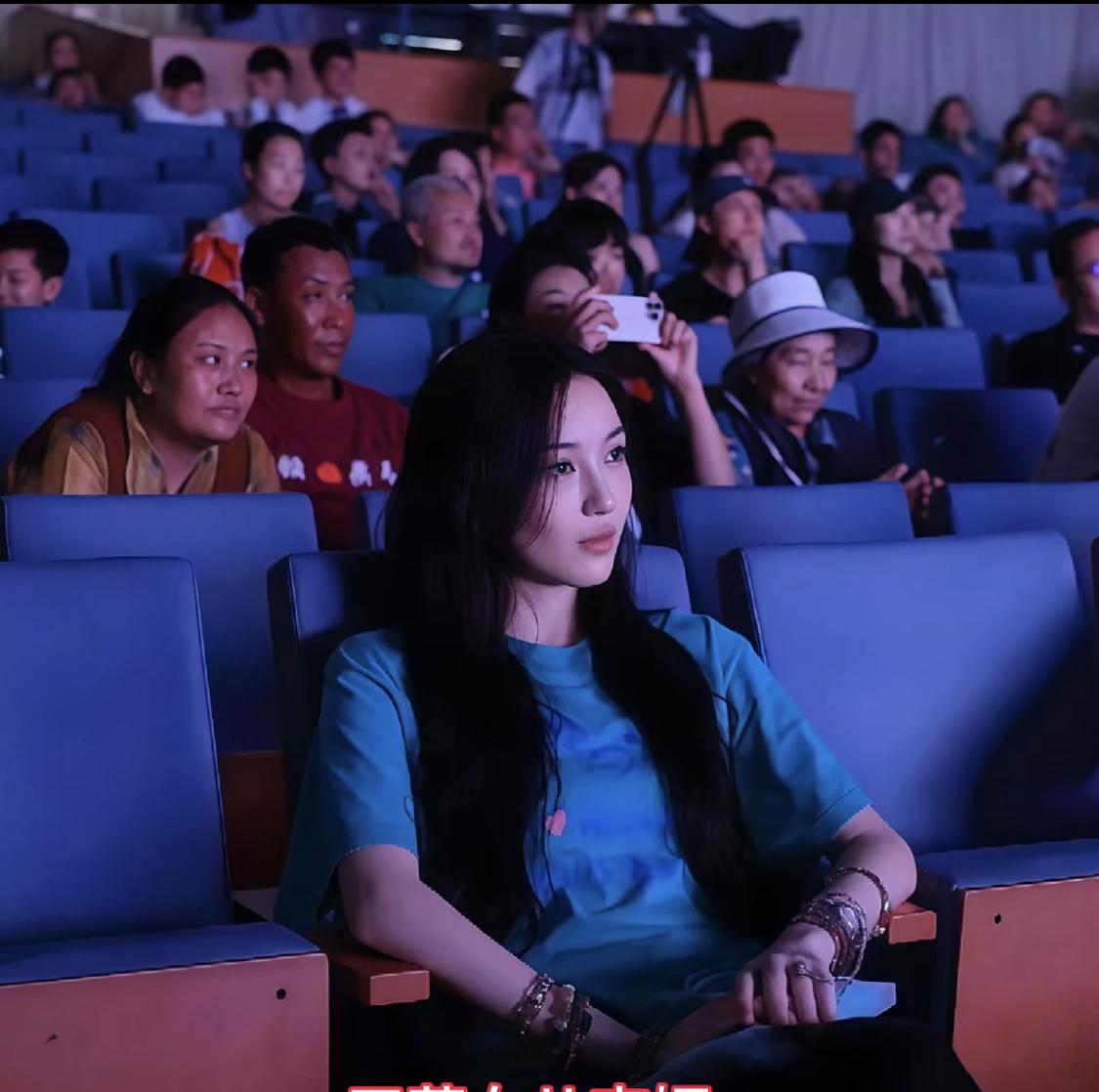 李亚鹏的外债估计很快就能还清了。

李嫣现身李亚鹏直播间，首秀带货2300万。带