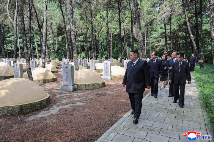 【#金正恩参谒中国人民志愿军烈士陵园#】据朝中社27日报道，朝鲜劳动党总书记、国