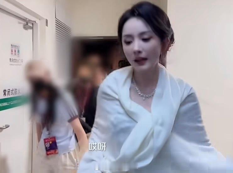 杨幂平地摔杨幂下回别再拍了虽然但是还是很从容淡定的幂姐，幂姐：我给王骁获奖拍了很