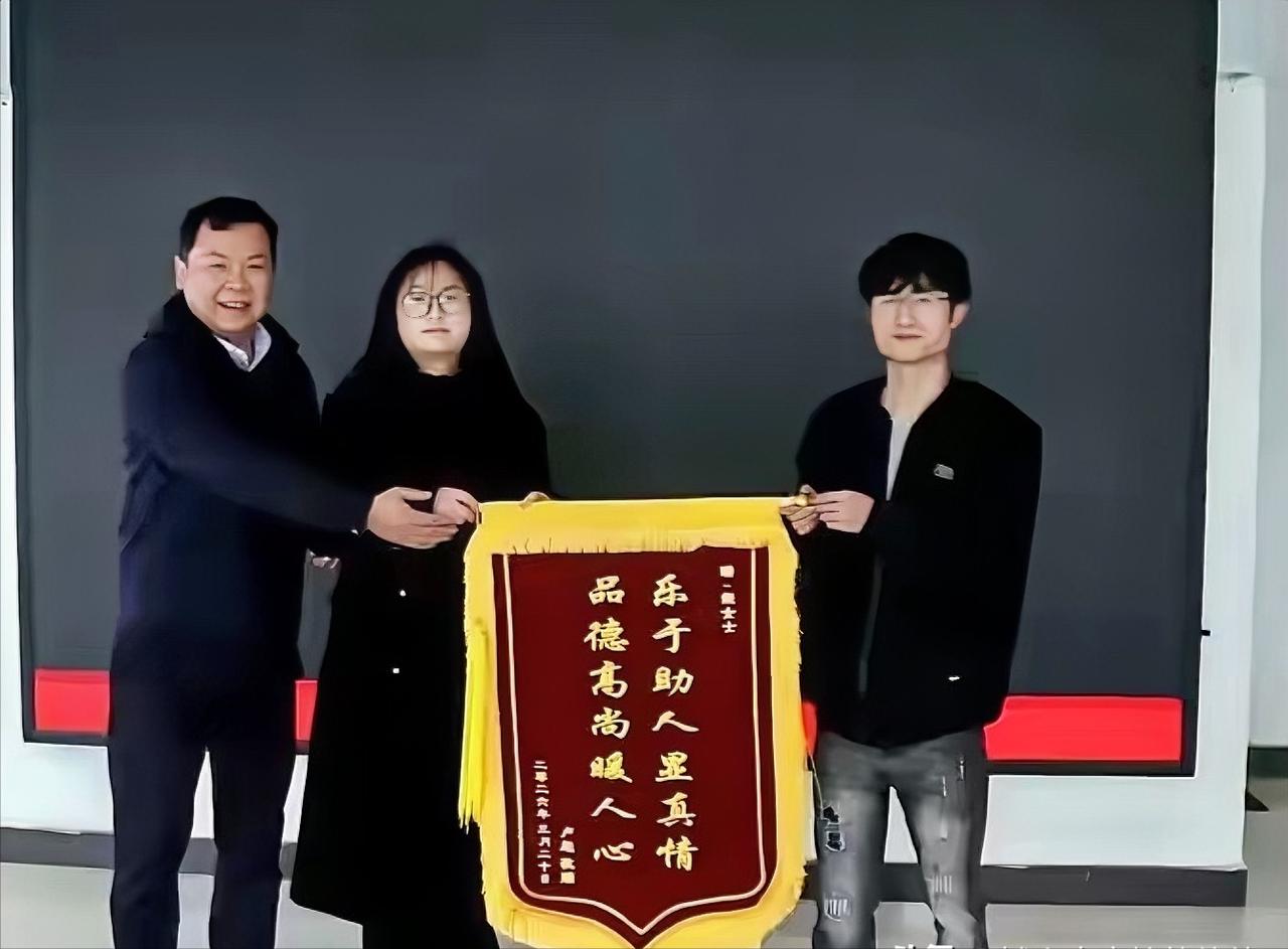 湖南，一网约车司机在接单途中突发疾病，于是他向后座的女乘客求助，没想到女乘客二话