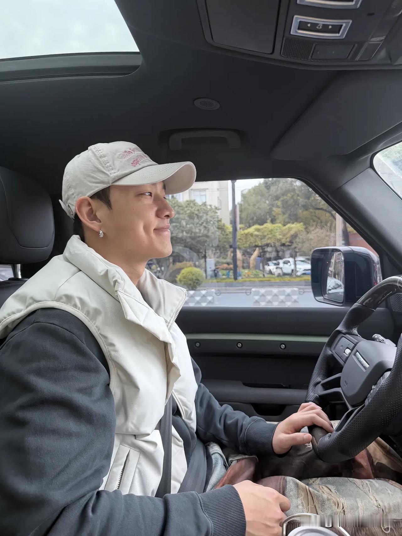 1月7日，李嘉格男友小董更新动态，并配文“小董司机上线”。他发了5张开车的单人照