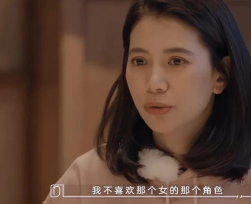 袁咏仪指着赵丽颖对董子健说：“我很不喜欢那个女的。”说完还问旁边的谢娜：“她叫什