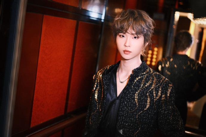 期待男明星小吒登场！！这一身black太帅咯