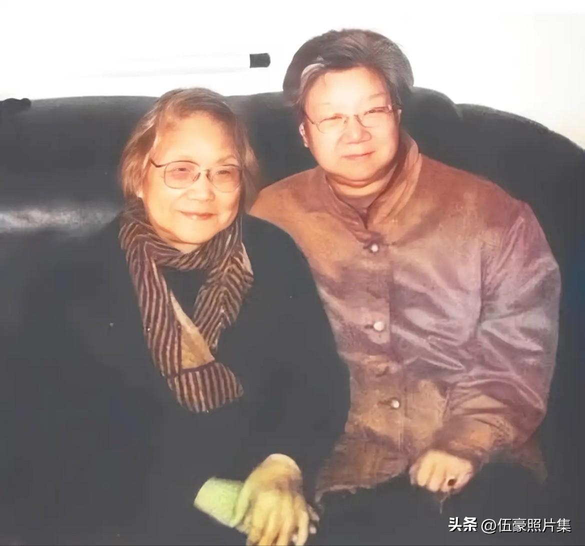 2002年3月，刘思齐（右、毛岸英烈士的遗孀）专程从北京前往上海，拜访时年已高的