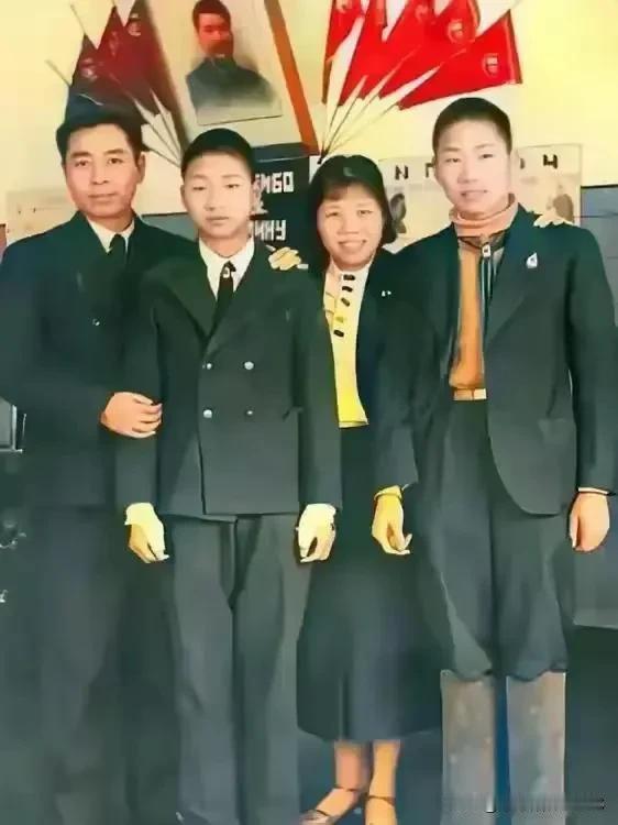 这张珍贵的照片里，总理先生的风采依旧，他于政坛之上的卓越建树令人钦敬。他是中国历