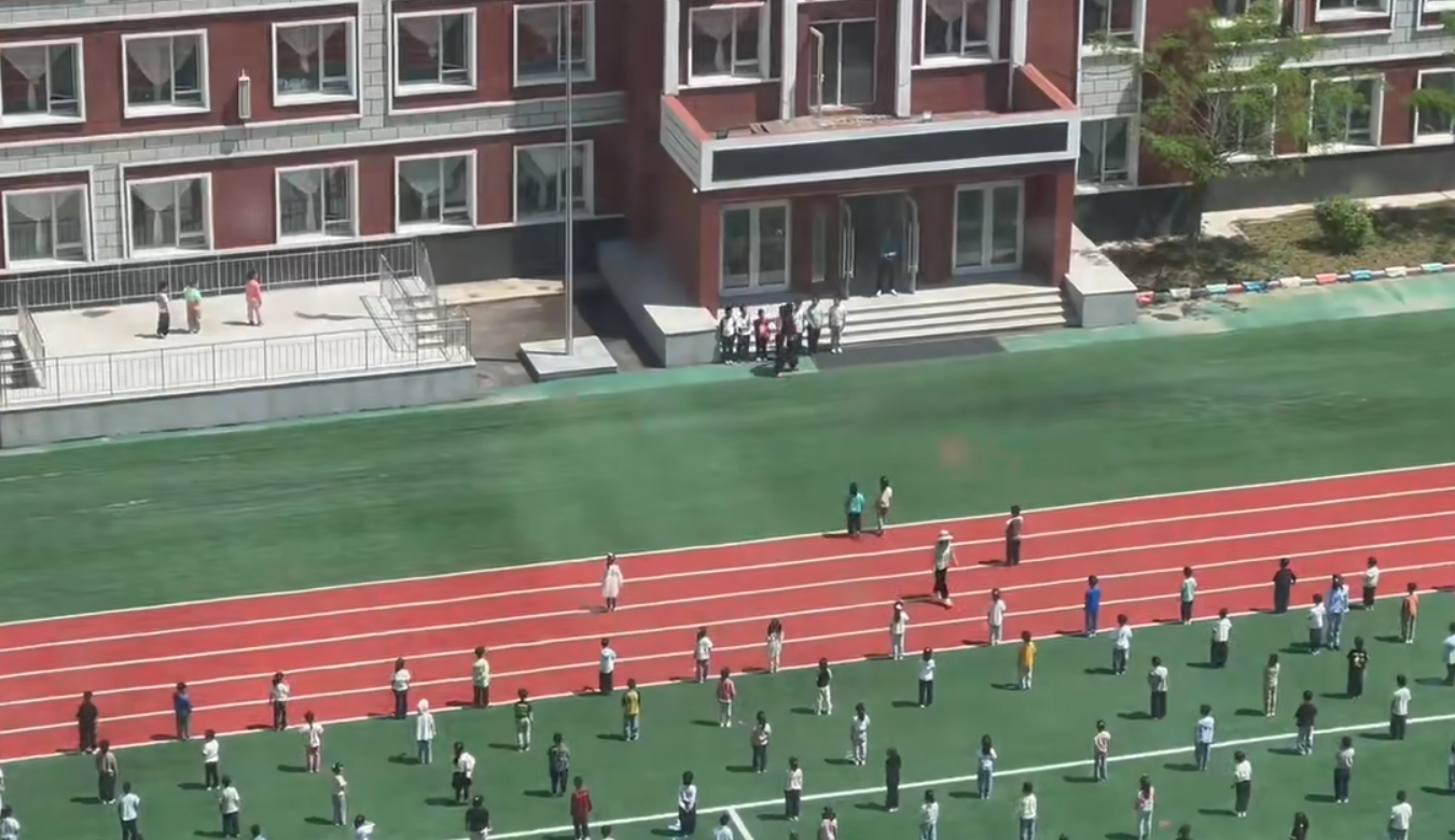 【#小学生楼道跑跳被拉到操场当众检讨#】#校方回应小学生被拉到操场当众检讨#近日