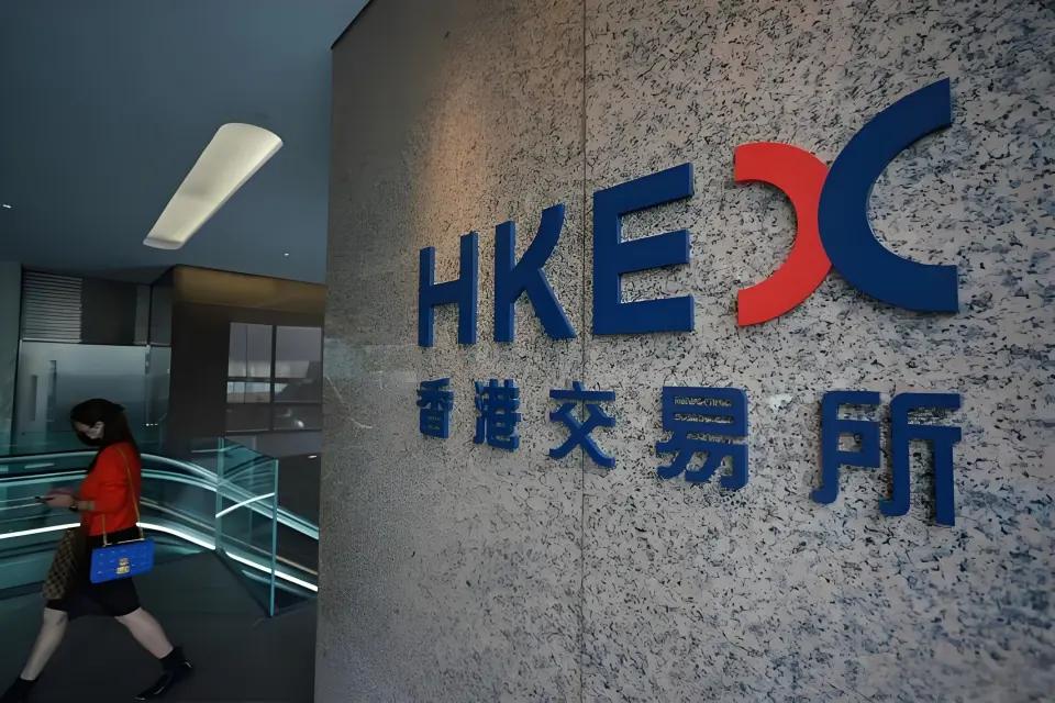 周五股市回血，周末老周跟打了鸡血似的，挨个给朋友电话，劝归。
朋友跟约好似的，问