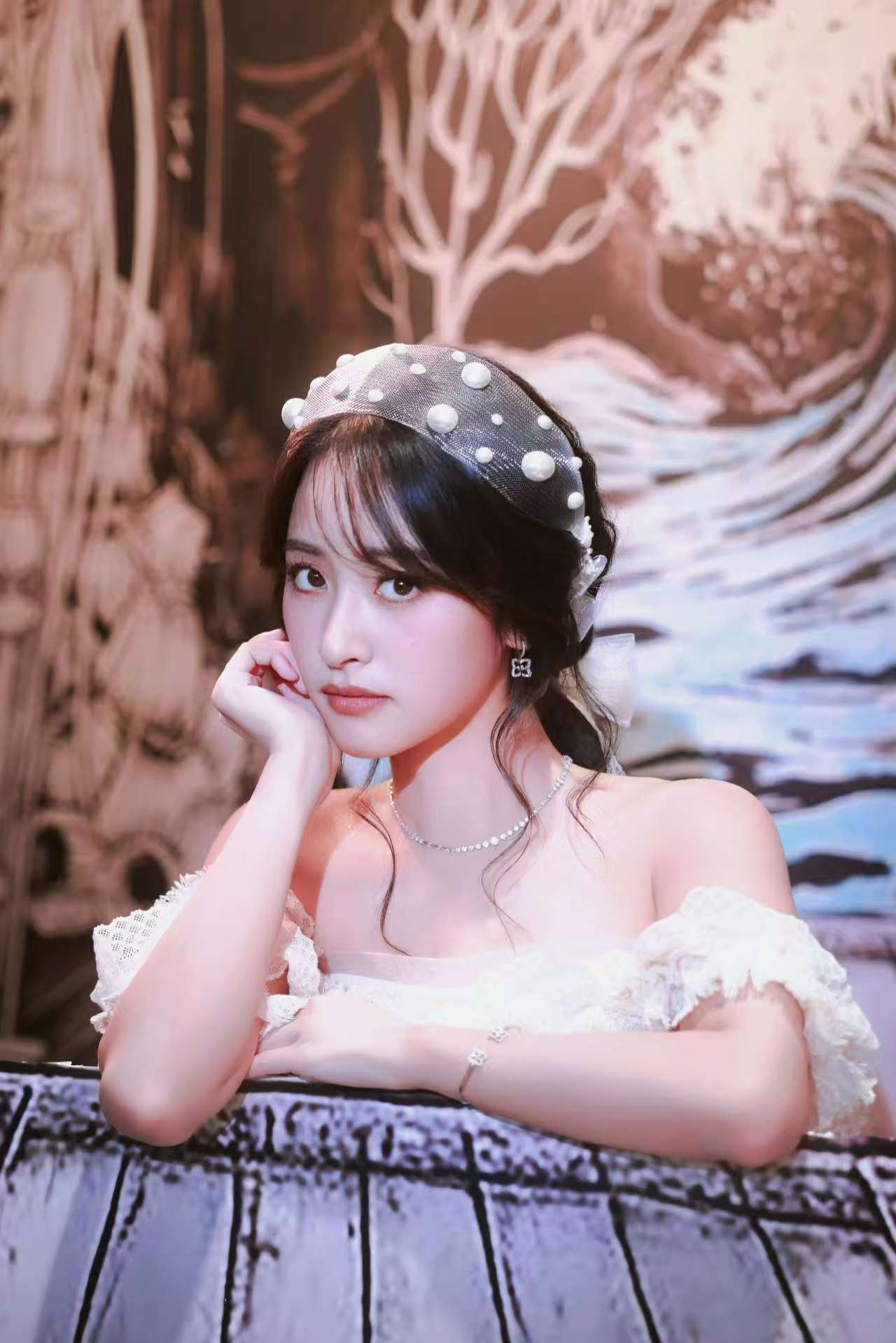 沈月撞档沈月 从校园整活到四川烟火，周末被沈月双面治愈。欢笑与美食交织，在综艺与